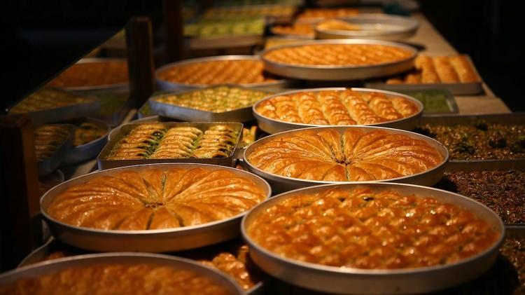 <p><strong>Gaziantep'in dünyaca ünlü baklavası, tartışmaların odağı oldu. Kayseri, baklavanın kendilerine ait olduğunu söyledi ve yeni bir tartışma doğru.</strong></p>
