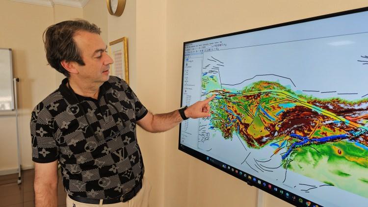 <p>Ama henüz istediğimiz seviyede değiliz. Özellikle Marmara bölgesinde yapı stokunun çok eksik ve birçoğunun da mühendislik hizmeti alınmadan inşa edilmiş binalar olduğunu görüyoruz. Bunları hızlı bir şekilde dönüştürmemiz gerekiyor. Çünkü 6 Şubat depreminden sonra da meydana gelen hasar ülkemiz üzerine büyük bir ekonomik yük getirdi. Allah göstermesin, Marmara bölgesinde veya İzmir çevresinde bu büyüklükte bir deprem yaşadığımız takdirde çok daha büyük kayıplarımız söz konusu olabilir" diye konuştu.</p>
