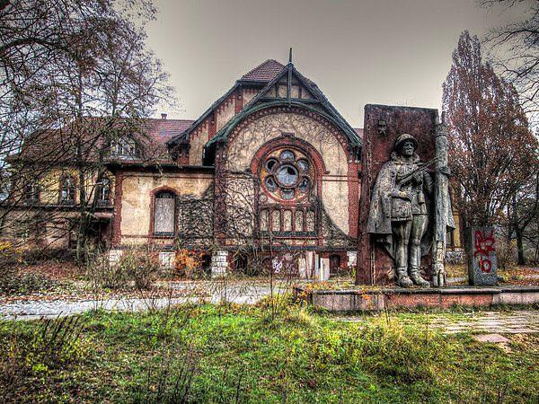 <p><span style="color:#B22222"><strong>Beelitz Askeri Hastanesi, Almanya</strong></span></p>