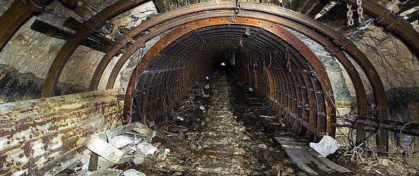 <p>Moskova'daki bu ikinci metro sistemi hükümetin resmi işlerini yürütmesi için düşünülmüş. Birinci metroya göre çok daha kapsamlı olan bu metro bugün terk edilmiş durumda.</p>
