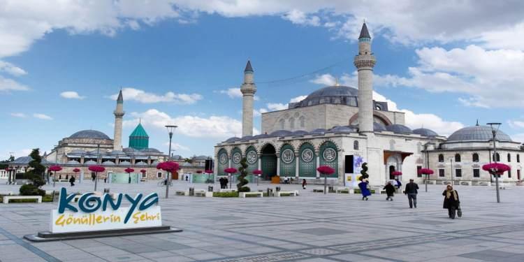 <p><span style="color:#B22222"><strong>İÇ ANADOLU'DA SICAKLIKLAR ARTIŞ GÖSTERDİ</strong></span></p>

<p>İç Anadolu Bölgesi'nde de sıcaklıklar, bazı yerlerde mevsim normallerine yakın seyrederken; genel olarak normallerin üzerinde kaydedildi. Sivas, Ankara, Kırıkkale, Yozgat, Kırşehir, Nevşehir ve Konya gibi illerde sıcaklıklar normallere yakın gerçekleşti. Bölgenin uzun yıllar ortalama sıcaklığı 22,7 santigrat derece iken, 2024 yılı temmuz ayında bu değer 24 santigrat derece olarak ölçüldü. En düşük sıcaklık 6 santigrat derece ile Sivas'ın Zara ilçesinde, en yüksek sıcaklık ise 38 santigrat derece ile Çankırı'da kaydedildi.</p>
