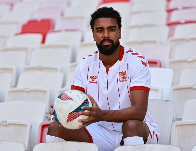 <p>Noah Sonko Sundberg (Stoper) | → Sivasspor</p>
