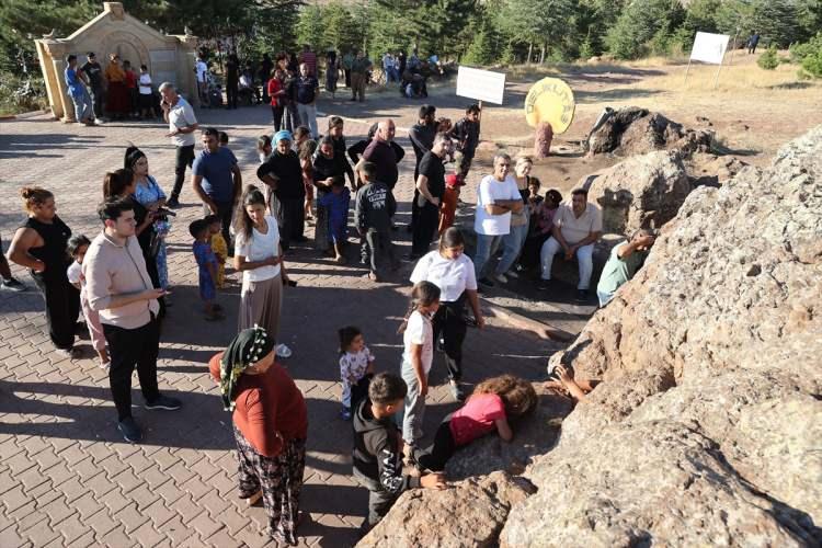 <p>Vatandaşlar, Alevi Bektaşi inancına göre kutsal kabul edilen alanlar başta olmak üzere çeşitli mekanları gezerek dua ediyor.</p>