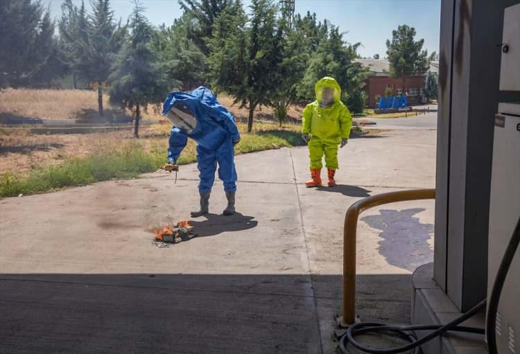 <p>Senaryo gereği bir akaryakıt istasyonunda yaşanan yangına müdahale için bunaltıcı sıcakta uygun kıyafetleri giyinip, yaşam tüplerini donanan ekipler özel araçlarla eğitimin yapılacağı alana sevk edildi.</p>
