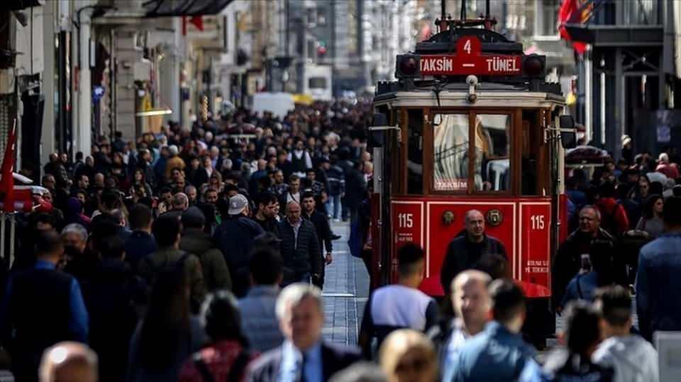 <p>İstanbul'u sırasıyla 232 bin 700 kişi ile Ankara ve 147 bin 765 kişi ile İzmir takip etti. </p>

<p> </p>
