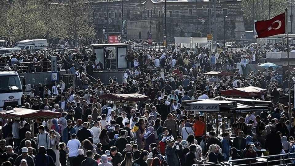 <p><strong>EN ÇOK GÖÇ VEREN İL YİNE İSTANBUL</strong></p>

<p><br />
İstanbul 581 bin 330 kişi ile en çok göç veren il olurken onu 208 bin 740 kişi ile Ankara ve 164 bin 247 kişi ile Hatay takip etti.</p>
