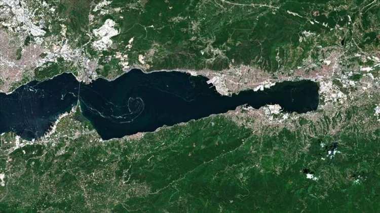 <p>MARMARA İÇİN YENİ TEHDİT</p>
<p>Denizde oksijenin azaldığı noktada hayatın bittiği gibi bir algı bulunsa da tek hücreli yaşamın sürdüğünü, mikrobiyal canlıların solunum yapmaya devam ettiğini anlatan Yücel, söz konusu canlıların bu solunumu nitrat denilen, azotun oksijen bağlı formuyla yaptıkları bilgisini verdi.</p>
<p>Doğu Marmara'da da 200 metreden sonra nitrat seviyelerinin düştüğüne ve oksijen azaldıkça nitratın da azalmaya başladığına değinen Yücel, termodinamik teoriye göre oksijen ve nitrat tükendiğinde mikrobiyal yaşamın sülfat soluyarak hidrojen sülfür gazı ortaya çıkaracağını işaret etti.</p>