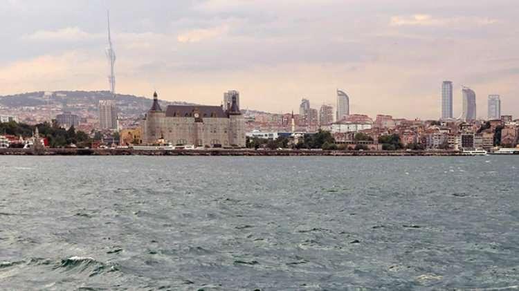 <p>MARMOD projesi sayesinde böyle bir trendi Doğu Marmara'da tespit ettiklerini vurgulayan Yücel, şu uyarılarda bulundu:</p>
<p>"Bu bir felaket anlamına geliyor. Bu bütün besin sisteminin, besin ağının çökmesi demek. Hidrojen sülfürlü sular dipte birikmeye başladığı anda yavaş yavaş kötüleşmeyle beraber önlem alınmazsa yukarı doğru çıkacak. Bu, koku yapması, hidrojen sülfürlü suların kıyıya vurması demek. Üstteki 30 metrelik oksijenli suyla birleştiği zaman yeni müsilajımsı, göze hoş gelmeyen, halk sağlığı açısından müthiş tehdit oluşturan, balıkçılık için bambaşka tehdit oluşturan, turizmi çökertecek bir fenomen olacak. Hidrojen sülfür İzmit Körfezi dışında, Marmara'da henüz yok, henüz oluşuma başlamadı ama son 3 yıldaki gidişat sürerse, önümüzdeki 4 ya da 5 yıl içerisinde Doğu Marmara'daki nitratın tükeneceğini biz MARMOD verileriyle görüyoruz."</p>