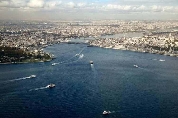 <p>Marmara'nın sorununun azot ve fosfor yükü olduğunu hatırlatan Yücel, bu yükün önemli bir kısmının tarımsal girdiler ve şehirlerin arıtılmamış, az arıtılmış veya en ileri seviyede arıtılmamış atık sularının Marmara ile buluşmasından kaynaklandığını, acil olarak harekete geçilmesi gereken konuların başında da bu iki sorunun geldiği değerlendirmesini paylaştı.</p>
<p> </p>