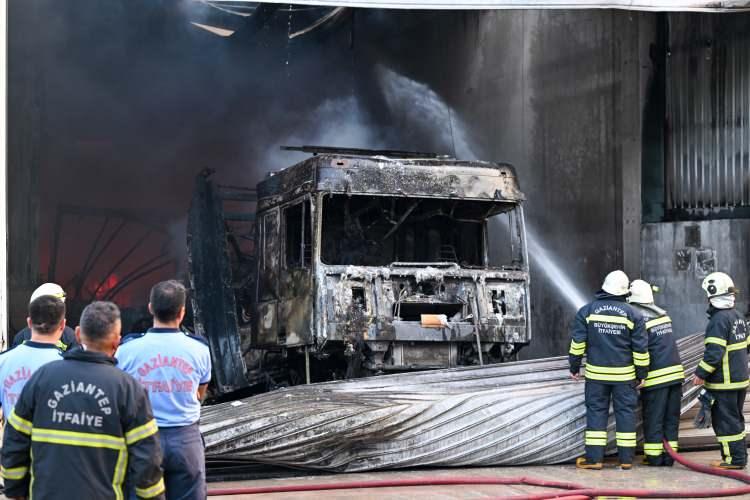 <p>İhbar üzerine bölgeye itfaiye ve polis ekipleri sevk edildi.</p>
