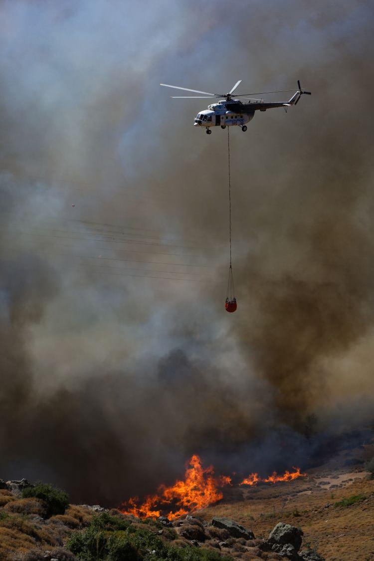 <p>Havadaki alevlere karşı 5 uçak ve 15 helikopter ile müdahale edilirken, karadan ise 46 arazöz, 10 su ikmal aracı, 4 dozer ve 4 yer ekibi yoğun bir çalışma yürütüyor.</p>
