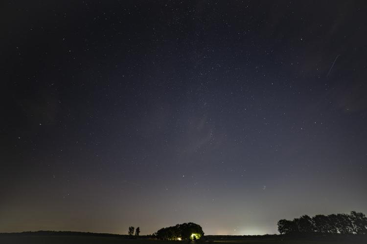 <p>Dün gece gökyüzünde Perseid Yağmuru şöleni vardı. Her yıl 12-13 Ağustos'ta daha net bir şekilde görüntülenen Perseid Yağmuru, bu yıl da izleyenleri büyüledi.</p>

<p> </p>

<p><strong>İşte o görüntüler...</strong></p>
