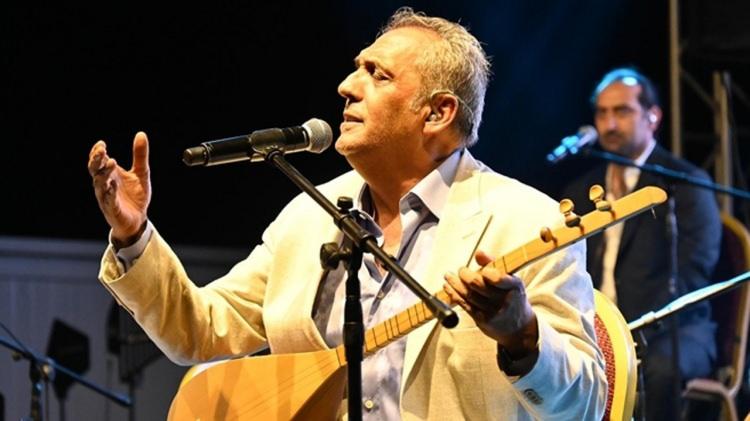 <p><strong>Savcılık ise Alper A. hakkında 'sesli, yazılı veya görüntülü bir ileti ile hakaret' suçundan 2 yıla kadar hapis isteminde bulundu. </strong></p>
