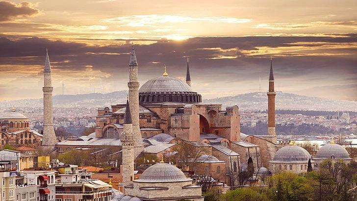 <p><strong><span style="color:#B22222">28) TÜRKİYE</span> | 82 MİLYO</strong><strong>N</strong></p>
<p> </p>
<p><strong>Mevcut Nüfus: 85.3 milyon</strong></p>
<p> </p>
<p>1927 yılından bu yana Türkiye'nin nüfusu altı kattan fazla artmış, İkinci Dünya Savaşı'nın ardından hızlı bir büyüme gerçekleşmiştir.</p>
<p> </p>
<p>Ancak azalan doğum oranları nedeniyle büyüme yavaşlamıştır. Şu anda nüfusun yaklaşık yarısı 30 yaşın altındadır.</p>
<p> </p>
<p><strong>Nüfusun 2050 yılında 95 milyona ulaşacağı ve 2100 yılında 82 milyona düşeceği tahmin edilmektedir.</strong></p>