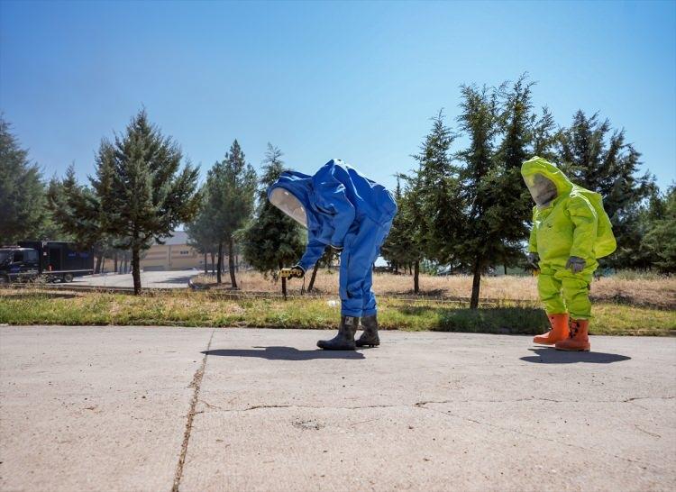 <p>Teknik ve teknolojik donanımlarını güçlendiren ekiplerin sıcak havada açık alanda gördüğü eğitim Anadolu Ajansı (AA) tarafından görüntülendi.</p>
