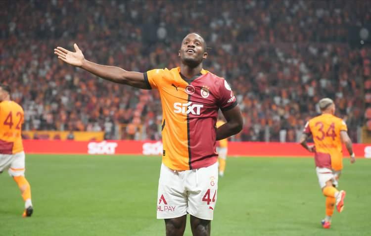 <p>Erden Timur'un görevi bırakmadan önce Belçikalı golcüyle iletişime geçtiği ve Batshuayi'nin Galatasaray'dan aldığı teklifi tereddütsüz kabul ettiği belirtildi.</p>
