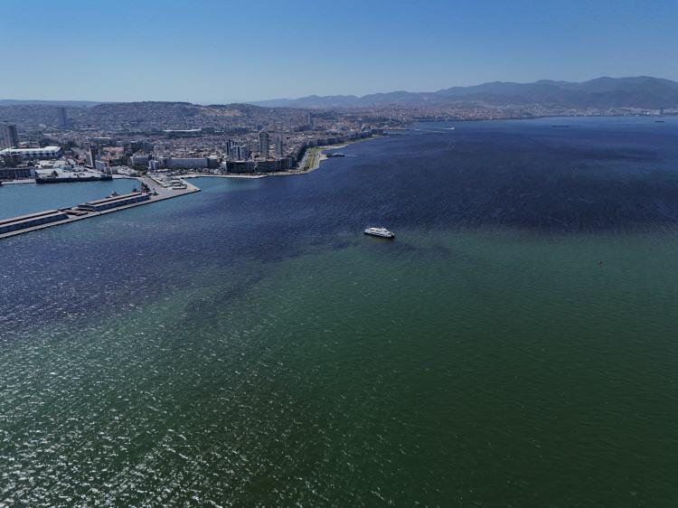 <p>Açıklamada, daha ayrıntılı inceleme için bölgeye Deniz İzleme Gemisi ile Mobil Su ve Atıksu Laboratuvarı gönderildiği, körfeze deşarj olan 7 dereyle atık su kaynaklarında denetimler yapılacağı bildirildi. Yaşanan kirlilikle mücadele için sorumlu yerel yönetimlerin bakanlık tarafından uyarıldığı ifade edilen açıklamada, gelişmelerin yakından ve hassasiyetle takip edildiği vurgulandı.</p>
