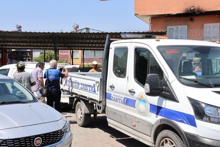 <p>Bunun üzerine polis aracın sürücüsü Nurettin S.'yi muhafaza altına aldı. Olay yerine Tarım İl Müdürlüğüne bağlı veteriner hekim çağırıldı.</p>
<p> </p>