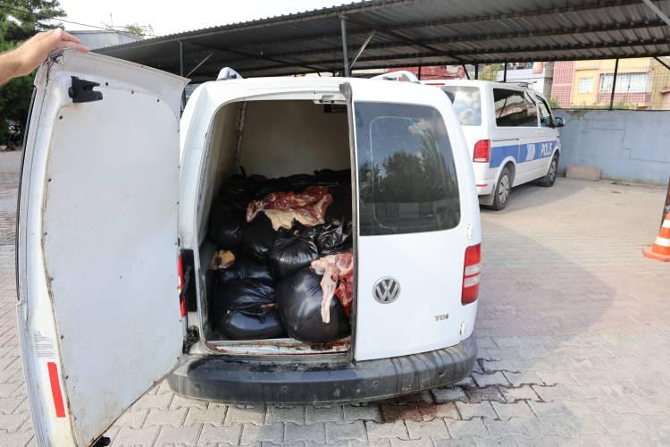<p> Ele geçirilen 1.5 ton et ise imha edilmek üzere görevliler tarafından teslim alındı. Kasap olduğunu beyan eden Nurettin S.,<strong><em> “Etler bana ait, ben kendim kestim. Akrabalarıma dağıtacaktım” </em></strong>dediği öğrenildi.</p>