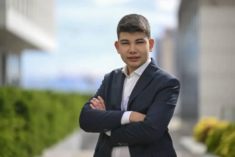 <p>Elon Musk'ın beyin ara yüzü teknolojisi "Neuralink" girişiminden ilham aldığını belirten Mehmet Ensar Çalışan, Teknopark Ankara'daki kuluçka merkezinde bulunan ofisinde genç ekibiyle birlikte yürüttüğü faaliyetlerin sonucunda 2024 Şubat ayında ilk prototipini üretti.</p>