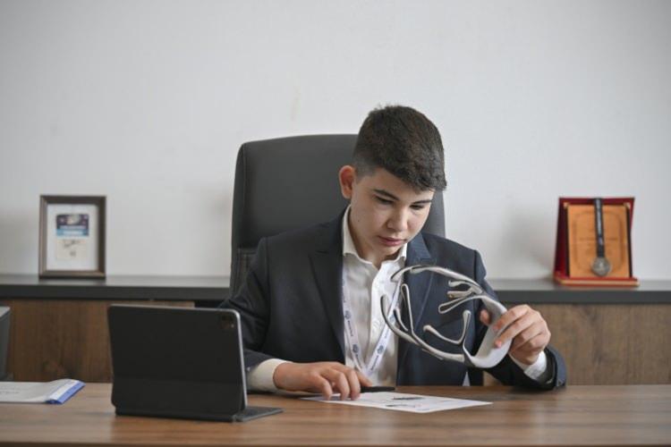 <p>Kim Milyoner Olmak İster programında konuyla ilgili açıklama yapan Mehmet Ensar Çalışan "Şimdi bir Anonim şirketinin Yönetim Kurulu Üyesi veya Yönetim Kurulu Başkanı olabilmeniz için yasal ergin olmanız gerekiyor. Reşit olmanız gerekiyor. Bu mahkeme kararıyla verilebiliyor. Ocak ayında mahkeme kararı çıktı. Devlet tarafından yasal ergin kılındım" ifadelerini kullandı.</p>
<p> </p>