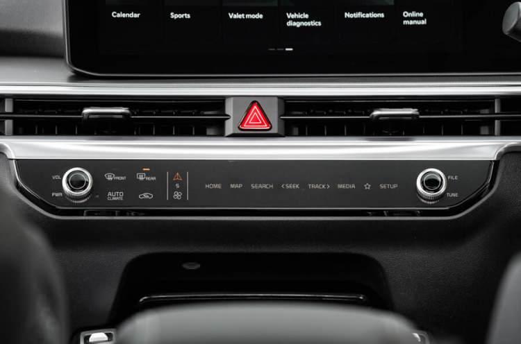 <p>Kabin boyunca rahatça konumlandırılmış USB-C bağlantı noktaları, üç sıradaki yolcular için mobil cihazların şarjlı kalmasını sağlar. Kablosuz Android Auto ve Apple CarPlay tüm donanımlarda standarttır.</p>