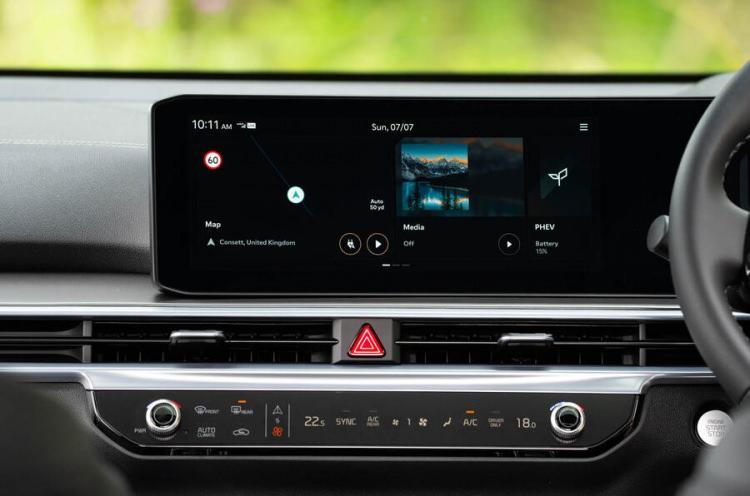 <p>Teknolojik yükseltmeler listesine eklenen gelişmiş ultra geniş bant tabanlı Dijital Anahtar 2.0, müşterilerin uyumlu Apple ve Samsung akıllı cihazlarını veya NFC özellikli akıllı kartlarını sanal araç anahtarları olarak kullanarak kilitleme, kilidini açma ve sürüş yapmalarına olanak tanır</p>