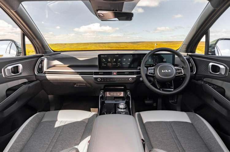<p>2024 Sorento'ya eklenen önemli özellikler arasında, hızlanma ve frenleme kalıpları gibi belirli girdilerle sürücünün sürüş stiline uyum sağlamak ve eşleştirmek üzere tasarlanmış Akıllı Seyir Kontrolü-Makine Öğrenimi (SCC-ML) yer alıyor. </p>