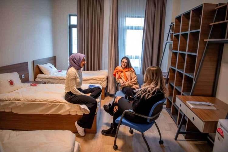 <p>Güvenlik önlemleri: Güvenlik personeli, kapalı devre kamera sistemleri, giriş çıkış kontrolleri gibi güvenlik önlemlerinin yeterli olup olmadığını değerlendirin.</p>

<p>Sosyal ve kültürel aktiviteler: Etkinlikler, öğrencilerin sosyal hayatını destekleyen fırsatlar sunabilir. Etkinlik ve öğrenci kulüplerinin durumu hakkında bilgi alın.</p>
