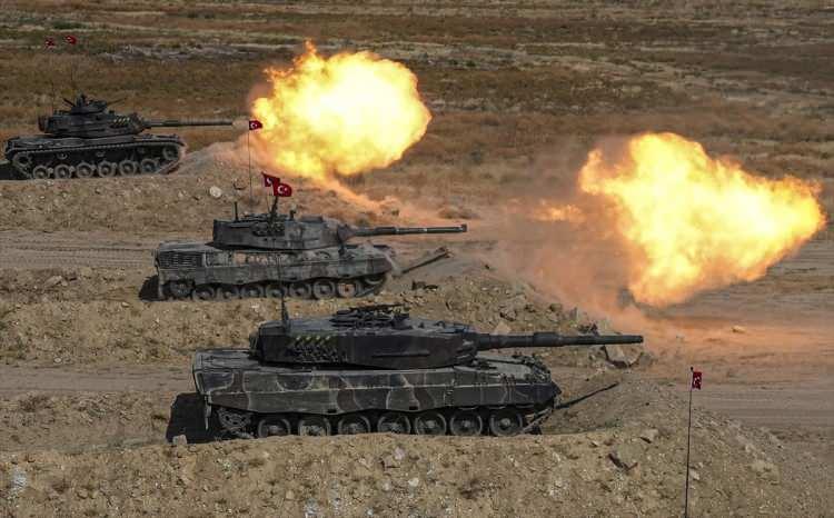 <p>Tank Yüzbaşı Ali Nennioğlu, Tank Okul Komutanlığı'nda eğitim alan kursiyerlerin, sahada aldıkları taktik ve teknik görevlere ilişkin bilgiler verdi.</p>
