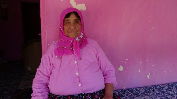 <p><span style="color:#B22222"><strong>OTURDUĞU KASABAYI DA BOYAMAK İSTİYOR</strong></span></p>