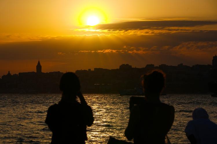 <p>Megakentte gün batımı, Üsküdar'dan Tarihi Yarımada ve çevresi ile birlikte görüntülendi.</p>
