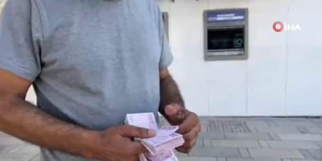 <p>Tekirdağ Çerkezköy’de bir fabrikada çalışan Sami Erdem, Atatürk Caddesi’nde bir bankanın ATM’sinden para çekmek istediği sırada, ekranda "paranızı alınız" yazısını fark etti.</p>
