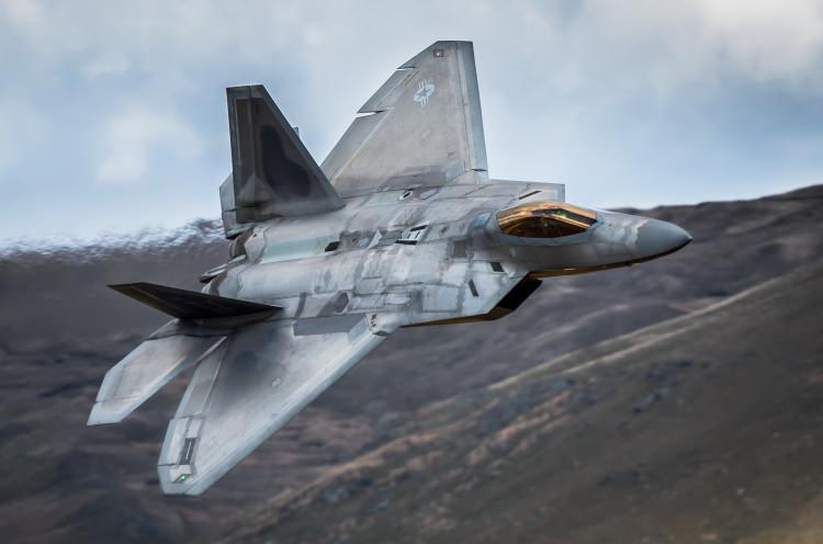 <p>3- Lockheed Martin F-22 RAPTOR<br />
Muhtemelen birçok okuyucumuz F-22 RAPTOR’un kaçıncı sırada yer aldığını merak etti. Amerikalıların asla satmayız dedikleri F-22 RAPTOR listenin 3. sırasının sahibi. Hizmete giren ilk 5. nesil savaş uçağı olan F-22 itiş vektörlü motorları ve gelişmiş silah sistemleri ile yakın mesafe it dalaşında vazgeçilmez uçaklardan oluyor.</p>
