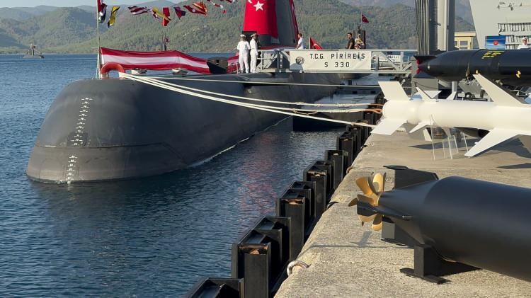 <p>TCG PİRİREİS denizaltısı, TCG Yakıt-2, TCG Yakıt-3 ve TCG Yakıt-4 akaryakıt gemilerinin komutanlarının ant içtiği törende, HIZIRREİS denizaltısının bayrak çekme ve seyir deneyimleri ile MURATREİS denizaltısının havuz donatım faaliyetleri başlatıldı. Ayrıca, 3 bin tonluk denizaltı havuzu ile TCG Yakıt-3 ve TCG Yakıt-4 hizmete alındı.</p>

<p> </p>
