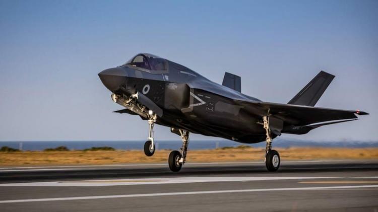 <p>1- Lockheed Martin F-35 LIGHTNING II<br />
Amerikalılar tarafından geliştirilen F-35 listemizin 1. sırasının sahibi. Çok da şaşırtıcı olmayan bu durumda pek de söylenebilecek bir şey yok aslında. Uçak sahip olduğu özellikler sayesinde 5. nesil savaş uçağı olmanın hakkını veriyor. Dünya genelinde pek çok operatörü olan uçağı satın almak isteyen ülkeler sıraya girmiş vaziyette.</p>

<p> </p>

<p>Üç varyasyondan oluşan uçak geleneksel kalkış-iniş özelliğin sahip F-35A, dikey kalkış-iniş özelliğin sahip F-35B ve uçak gemilerine inebilen F-35C varyasyonlarına sahip. Uçak için çıkartılan saldırı oranı ise F-35’in kaybettiği her 1 çatışma için 20 çatışma kazanabileceğini bildiriyor.</p>

<p> </p>
