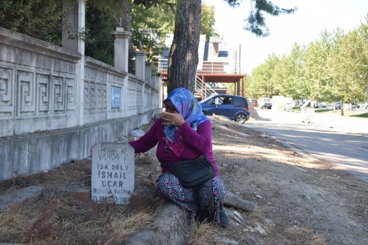 <p>Güzelyurt Mahalle Muhtarı Teslime Yılmaz ise, “Bir gün önce haber yaptınız, bir gün sonra sahipsiz mezarın ailesi aradı. Dünyanın en mutlu insanı ben oldum. Kendi ailem gibi hissettim. Bir annenin evladıyla buluşma heyecanını yaşadım. O zamanki imkansızlıklardan dolayı bu yavrucak burada kalmış. Hikayesi üzücü. Onlara ulaşıldı. Yetkililerle irtibata geçip kendilerine kavuşturulacak diye düşünüyoruz” dedi.</p>
