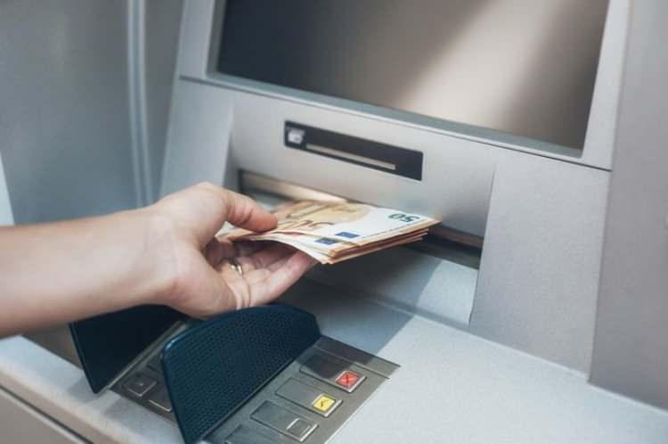 <p>Ancak yapılan değişikliğe karşın, para kullanımındaki sorunların sürmesi üstüne bankalar, ATM’lerin kullanımında kapsamlı bir düzenlemeye gitmeye hazırlanıyor. </p>
