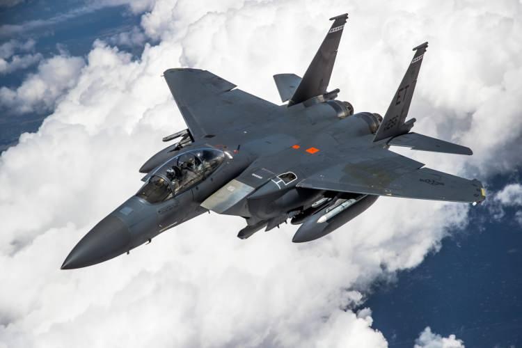 <p>7- Boeing F-15EX Eagle II<br />
4. nesil uçaklar size çok eskiymiş gibi gelmeyebilir. Ancak F-15EX 2024 yılında 52. yaş gününü kutladı. Dünyadaki ilk 4. nesil uçaklardan biri olan F-15EX Eagle II, havadan-havaya 100’den fazla vuruş yapabilen ve havadan-havaya kayıp yaşamayan dünyadaki tek savaş uçağıdır. Eagle II versiyonu ile günümüze uyarlanmıştır.</p>
