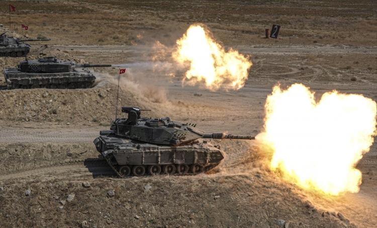 <p>Tank Okul Komutanlığı'nda eğitim alan kursiyer ve öğrencilere harekatlarda görev alan subaylar da deneyim aktarımı yapıyor.</p>
