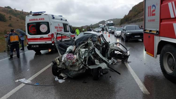 <p>Samsun’da bir tırın maddi hasarlı kaza yapan araçlara ve araçtan inenlere çarpması sonucu 3 kişi hayatını kaybetti, 2 si ağır 10 kişi yaralandı.</p>
