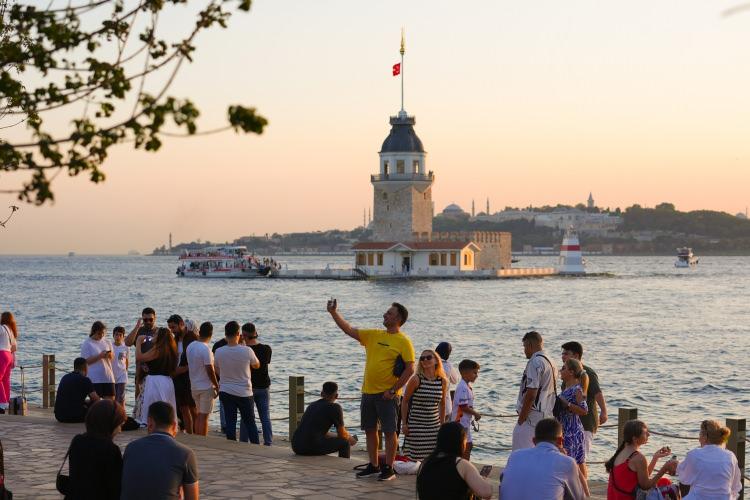 <p>İstanbul'un eşsiz manzarası gün batımı ile birleşince ortaya görenleri mest eden bir görüntü çıktı. </p>
