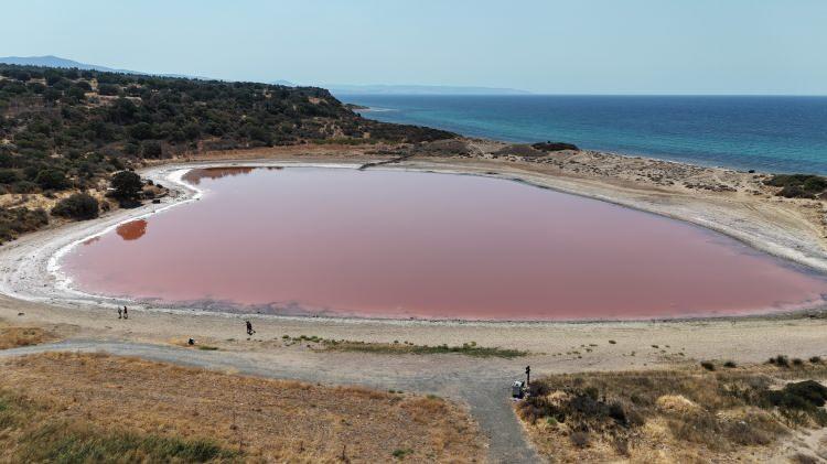 <p>Çanakkale'nin Ezine ilçesine bağlı Dalyan köyündeki Alexandria Troas Antik Kenti'nin ticaret merkezi olarak uzun süre hizmet eden 2 bin yıllık iç limanı, günümüzde ise kalpli pembe göl olarak turizme katkı sağlıyor.</p>
