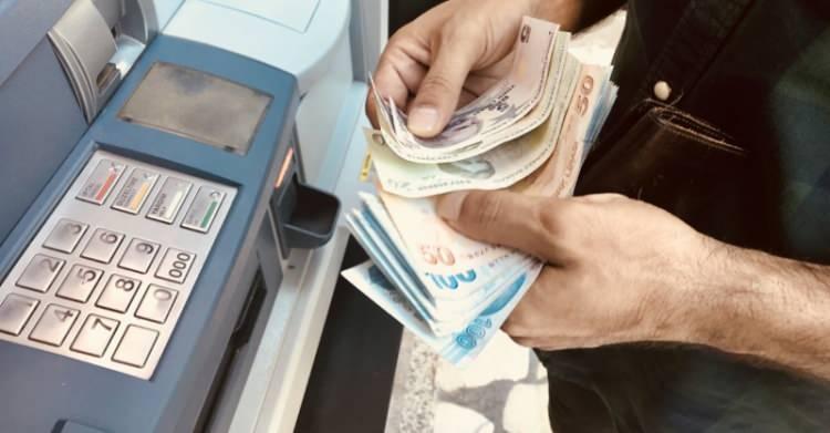 <p>Bankalar tarafından ATM’lere sadece 100 ve 200 TL’lik banknotlar yerleştirecek. Böylelikle bazı ATM'lerde yalnızda 100 ve 200 TL, bazılarında da sadece 200 TL'lik banknotlar yer alacak. </p>

<p> </p>
