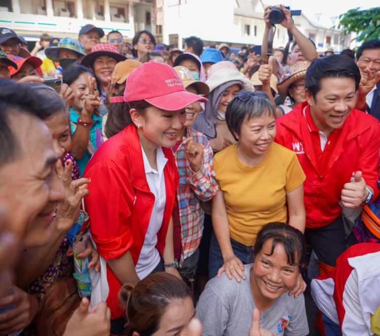 <p>Güney Asya ülkesi Tayland'da son günlerde şiddetini artıran yağışlar hayatı olumsuz yönde etkilerken, Phuket Adası'nda yaşanan toprak kaymasında bilanço ağırlaşıyor. </p>
