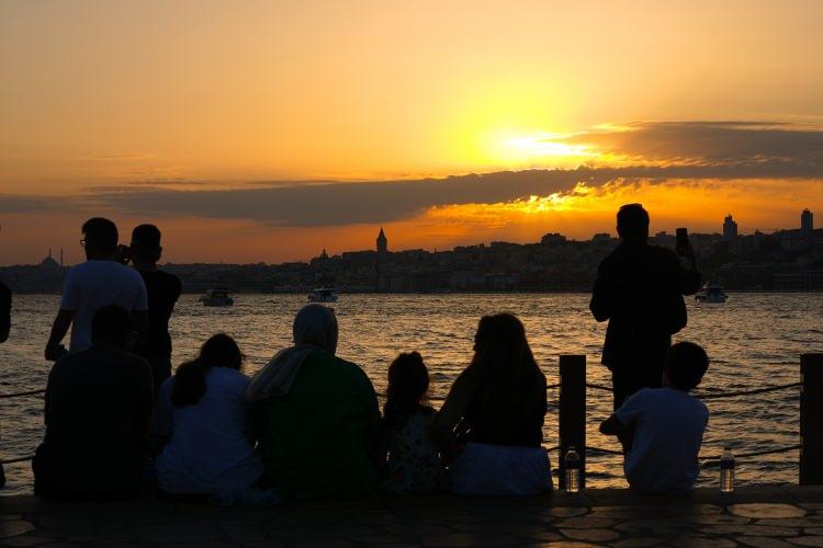 <p>O anlara şahit olanlar ise hem manzaranın tadını çıkardı hem de eşsiz manzara eşliğinde fotoğraf çektirdi. </p>
