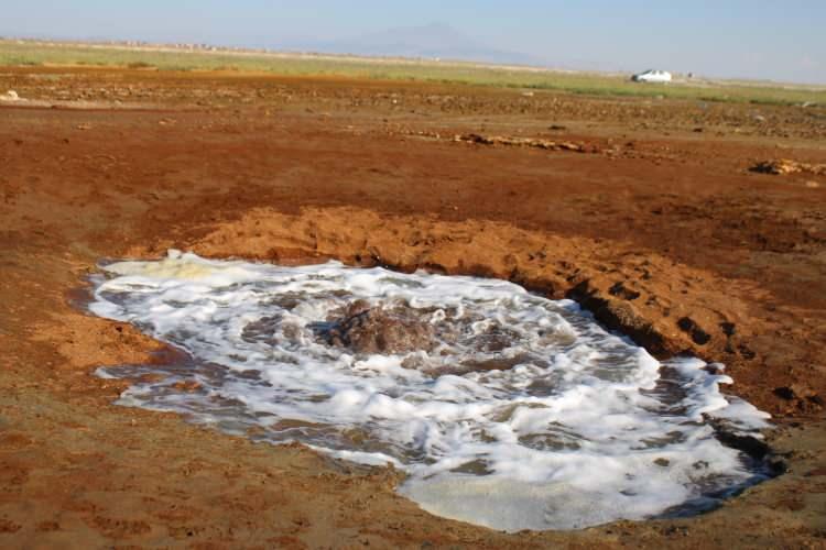 <p>Belirli bir süre sonra su akışı kesilip, geri çekilerek kayboluyor. Çevredeki çiftçiler de bu durumdan tedirgin.</p>
