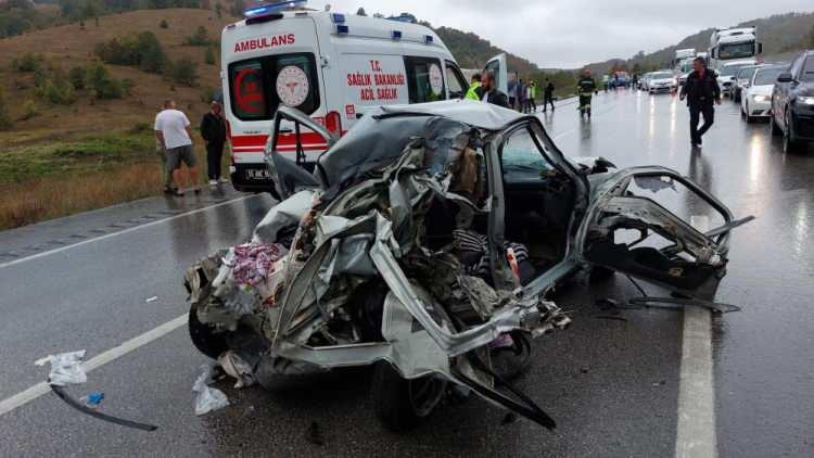 <p>Kaza, Kavak ilçesi Tekke mevkiinde saat 09.30 sıralarında meydana geldi. Alınan bilgiye göre, sağanak yağış dolayısıyla iki otomobilin çarpması sonucu meydana gelen maddi hasarlı kaza sonucu araçtan inenleri ve kaza yapan araçları yabancı plakalı tırın makaslayarak çarpıp sürüklemesi sonucu 3 kişi yol kenarına savrularak olay yerinde hayatlarını kaybetti. Tır ise otomobilin birini altına alarak yoldan çıktı.</p>
