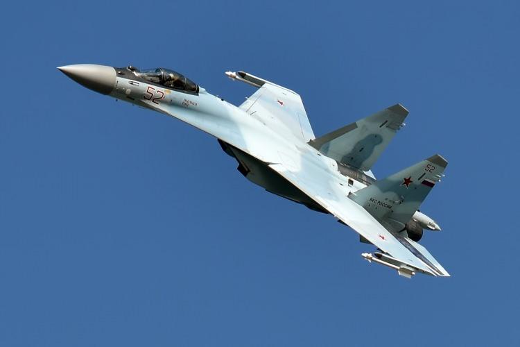 <p>10- SUKHOI SU-35S<br />
Çokça eleştiri alan Sukhoi SU-35S özellikle bir dönem forumlarda “egzoz gazlı uçak” olarak biliniyordu. Bu kötü ünle birlikte listenin 10. sırasında yer alması da şaşırtıcı olmadı. Rus yapımı olan uçak SU ailesinin 4,5. nesle yükseltilmiş bir üyesi. Bu uçağın en can alıcı özelliği ise kanartlara bile ihtiyaç duymayan itme vektörlü motor nozülleri.</p>
