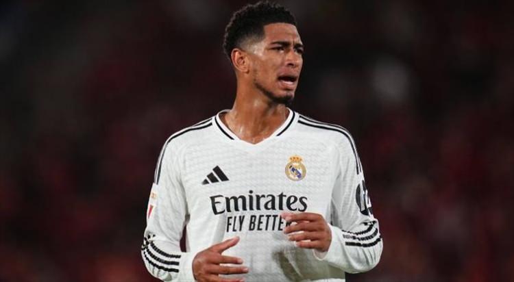 <p>İspanya LaLiga ekiplerinden Real Madrid, yıldız futbolcusu Jude Bellingham'ın sağ bacağındaki ince plantar kasında sakatlık tespit edildiğini duyurdu.</p>
